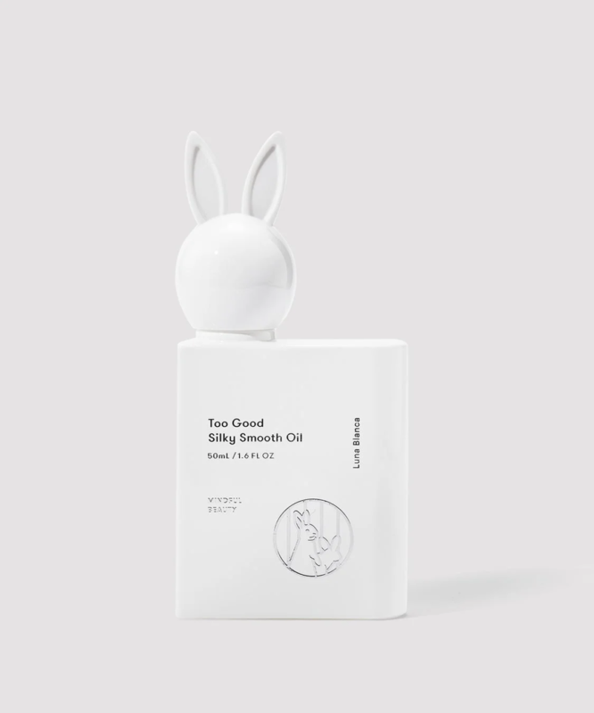 ウサギの耳が付いた白いキャップが特徴的なボトルに入った、Too Good Silky Smooth Oil