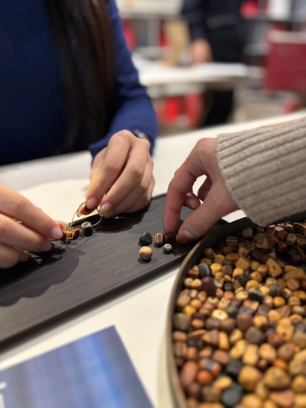 ウッドビーズブレスレット作りのワークショップ風景