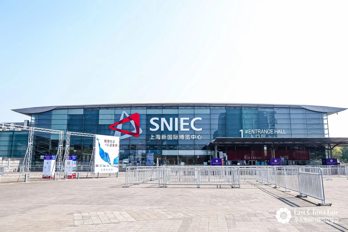 上海新国際博覧中心(SNIEC)の建物と入口