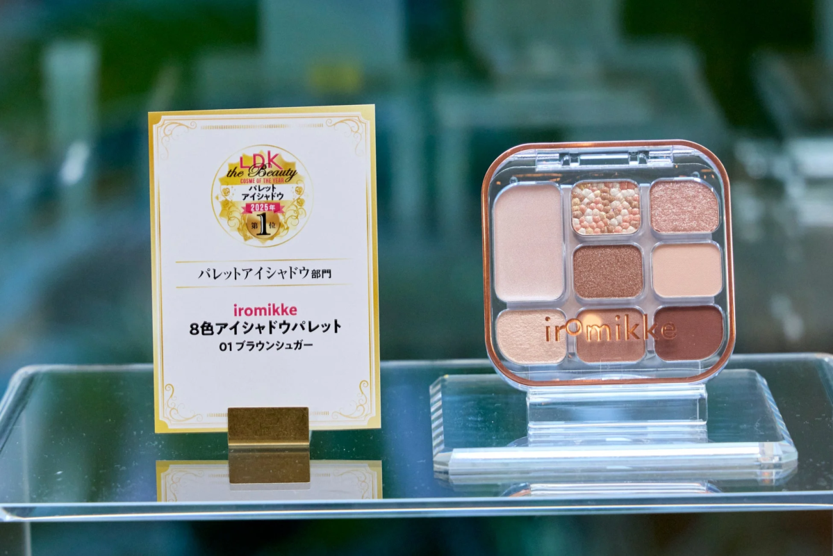 LDK the Beauty 2025年ベストコスメで1位を獲得した、iromikkeの8色アイシャドウパレット「01 ブラウンシュガー」の展示。受賞プレートと共に陳列されており、ブラウン系のカラーが特徴的です。