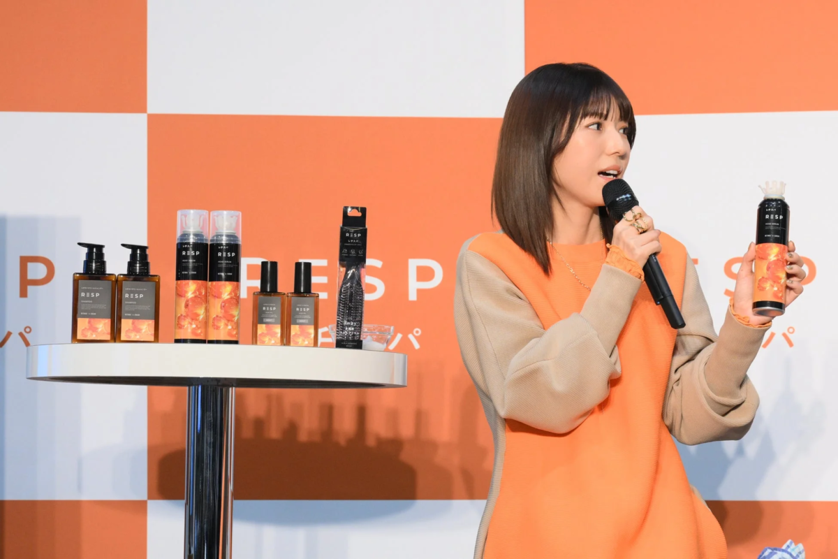 レチスパ製品を紹介する若槻千夏さん