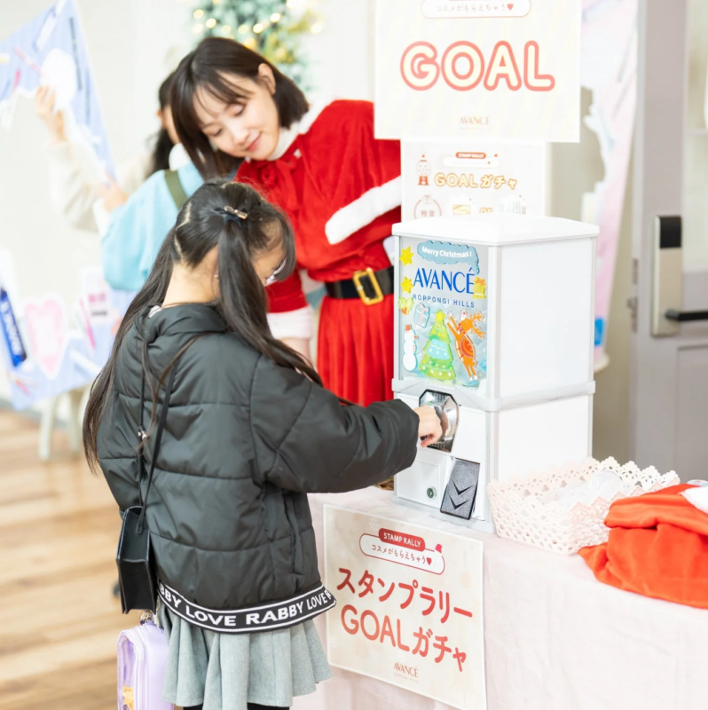 スタンプラリーのゴールでガチャガチャを楽しむ子ども