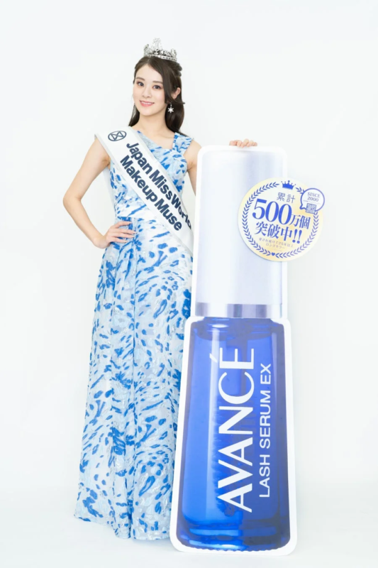 AVANCÉ LASH SERUM EXのパネルと川名祐衣さん