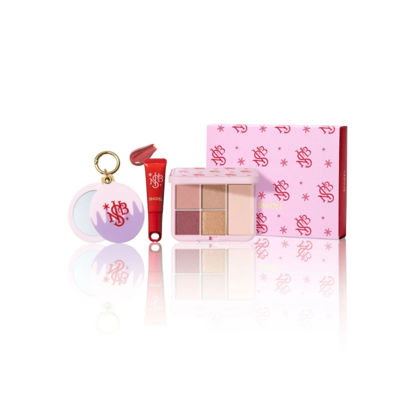 ピンクを基調としたスナイデルのコスメセット