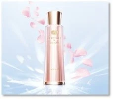 ピンク色の液体が入った光沢のある化粧水ボトル