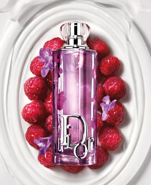 Diorの紫の香水とラズベリー