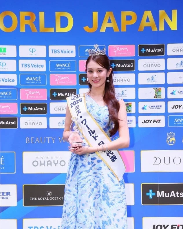 ティアラとトロフィーを手に笑顔を見せる川名祐衣さん