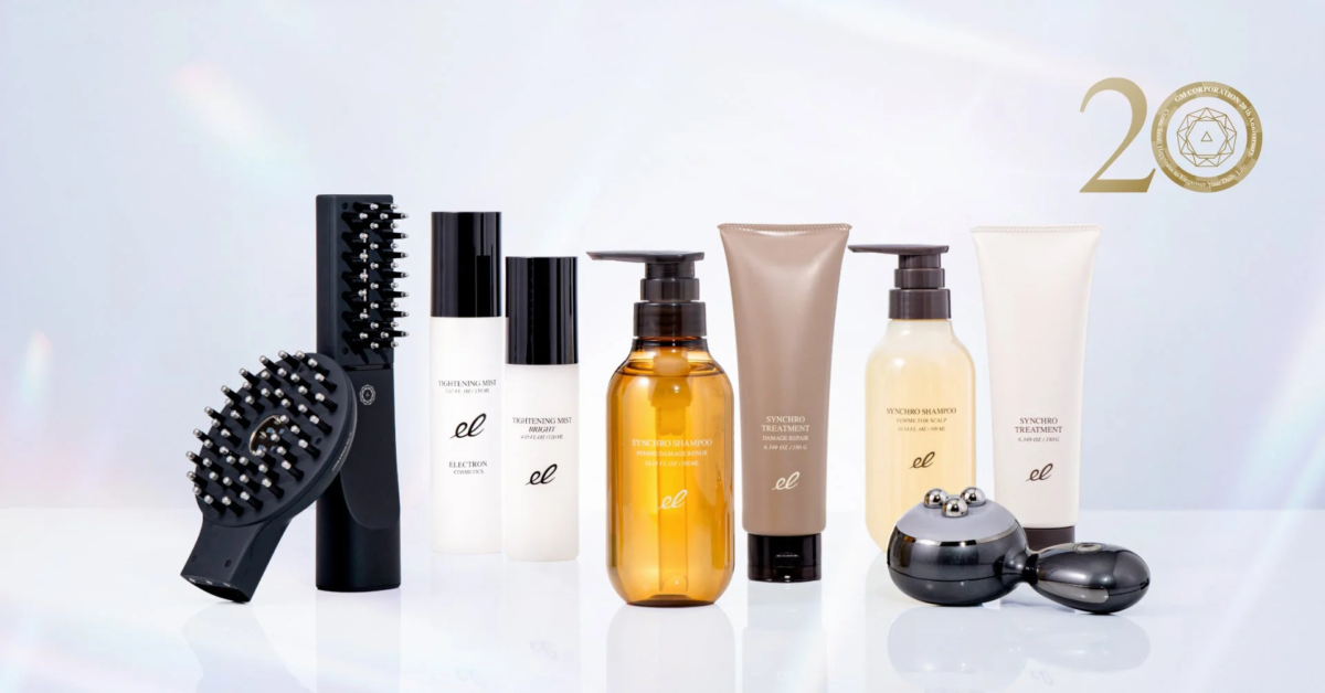 複数のヘアケア製品(シャンプー、トリートメント、ミスト)と美容家電(ブラシ、マッサージ器)が並べられた、GM CORPORATIONの20周年を記念する製品ラインナップの画像です。