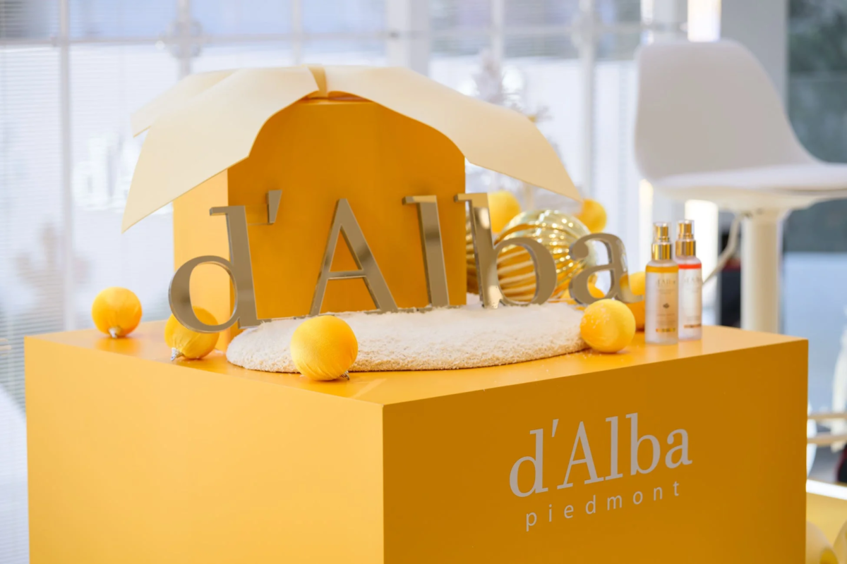 ポップアップストアのブランドロゴディスプレイ