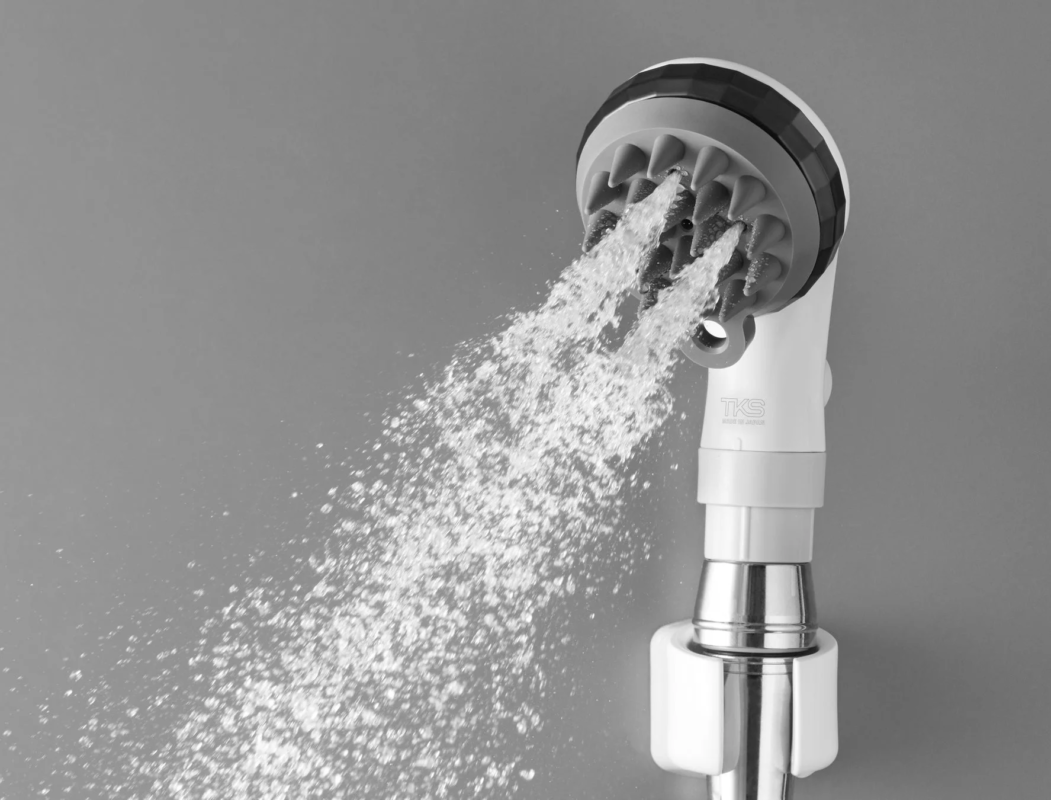 シャワーヘッドから噴き出す水流