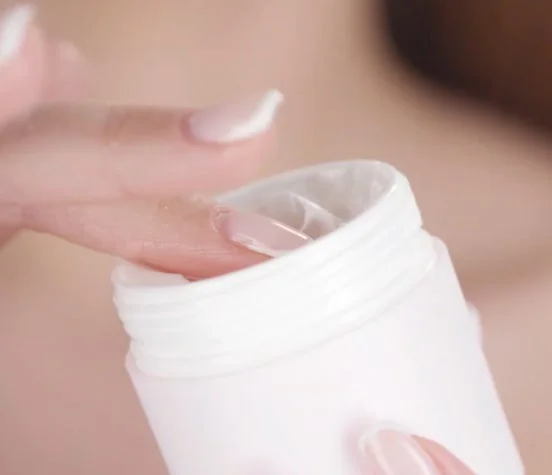 ナイトクリームを手に取る様子