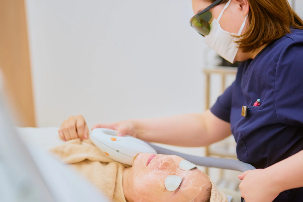 美容施術の様子