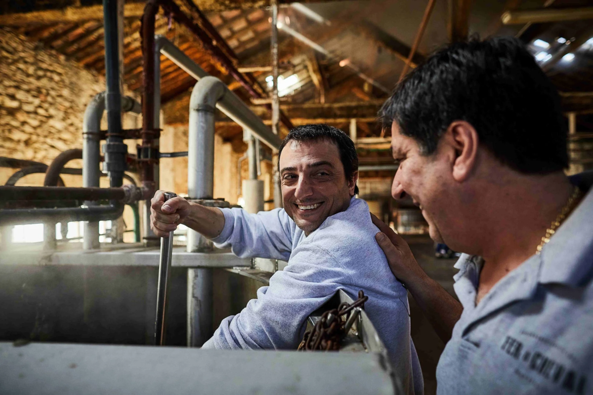 工場で作業する男性