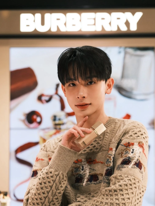 バーバリーのファンデーションボトルを持つ男性