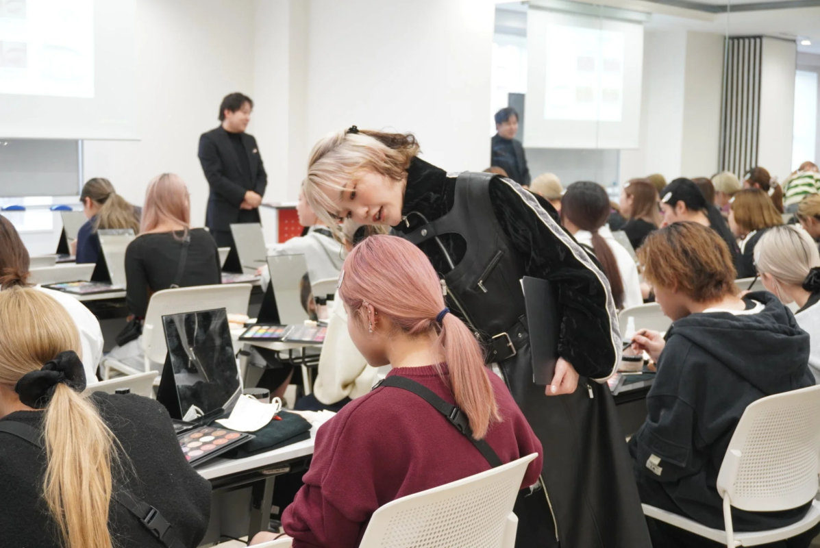 メイクの実習風景