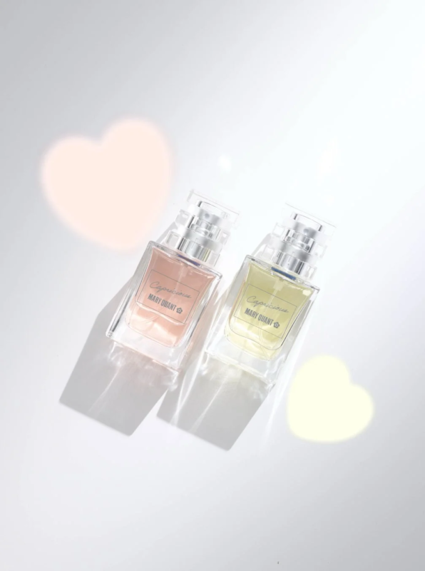 ピンクと黄色の「Capricious MARY QUANT」の香水ボトル