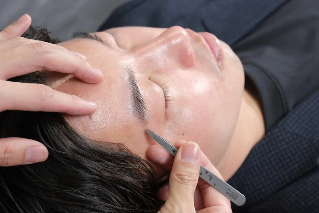 眉毛の施術中のクローズアップ