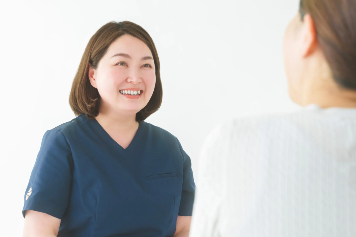 笑顔でカウンセリングを行う医療従事者