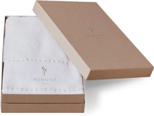 茶色のギフトボックスに白いタオルが入っている様子