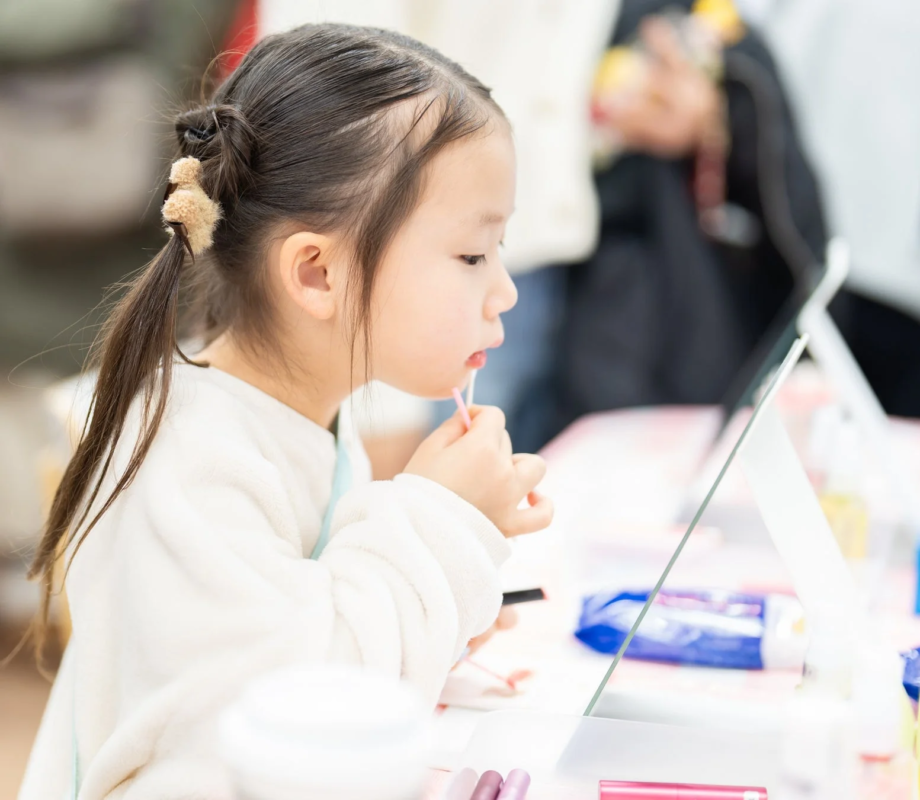 リップスティックを塗る女の子