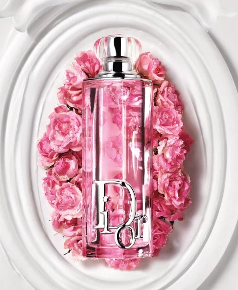 Diorのピンクの香水とバラ