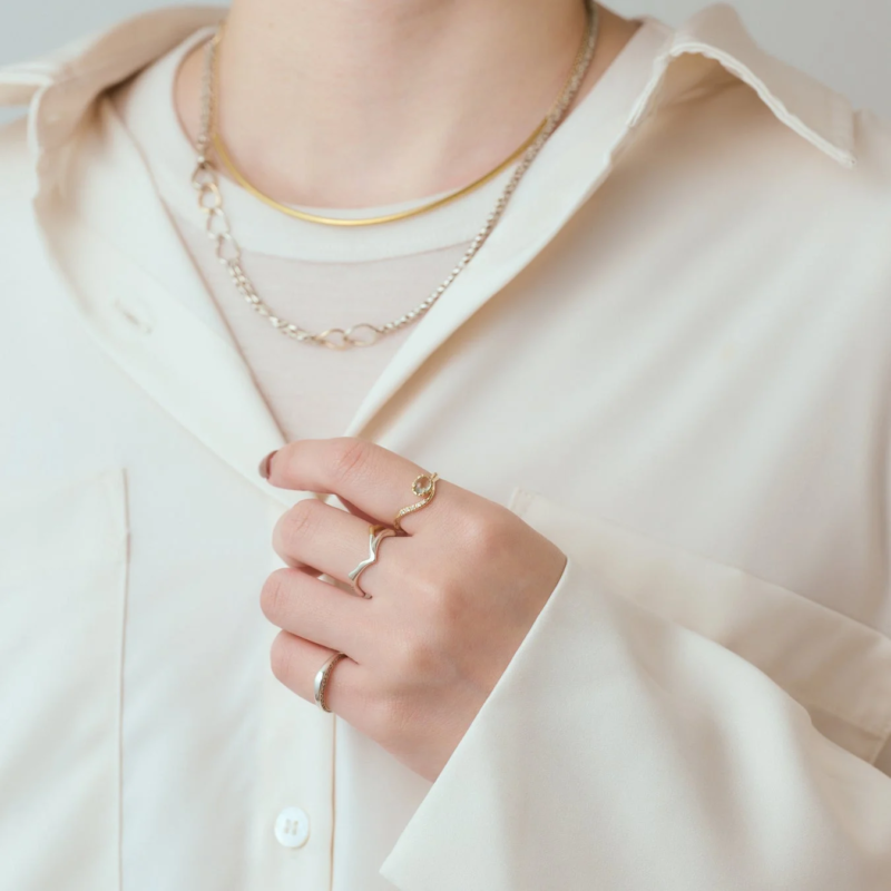 ネックレスとリングの重ね着け