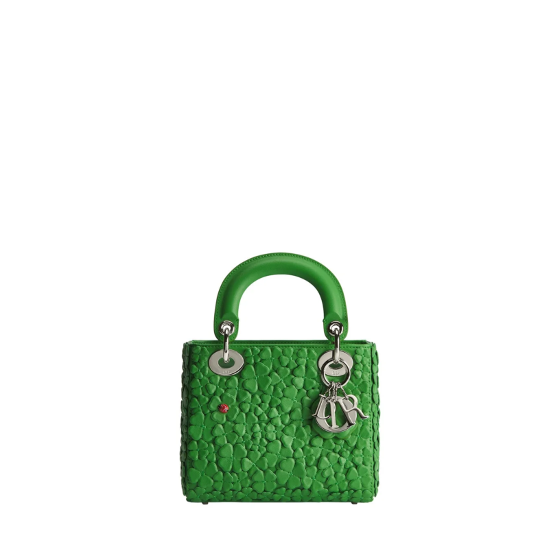 緑色のエンボス加工が施されたLady Diorバッグ
