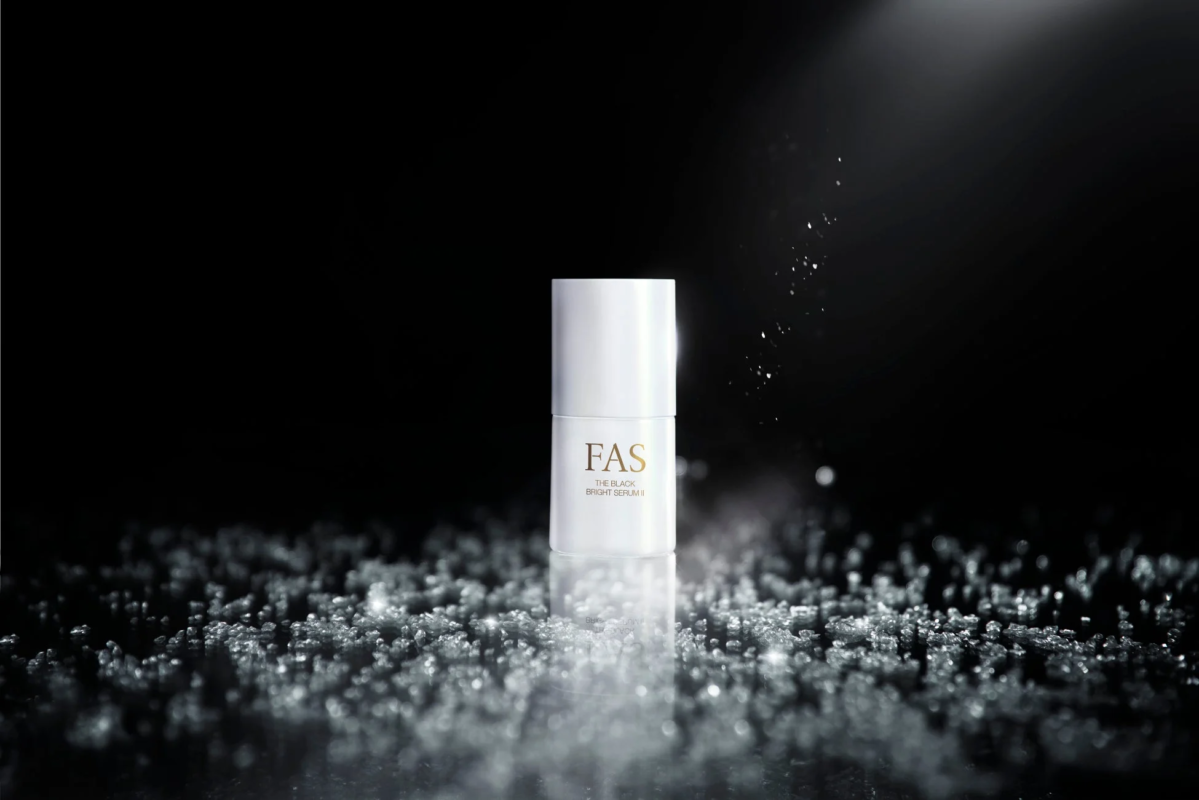 水しぶきと美容液ボトル