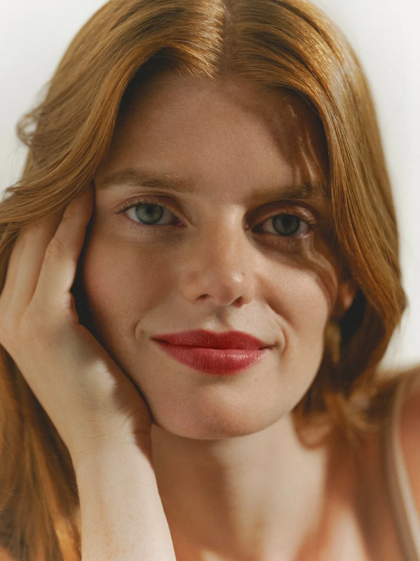 笑顔の女性のポートレート