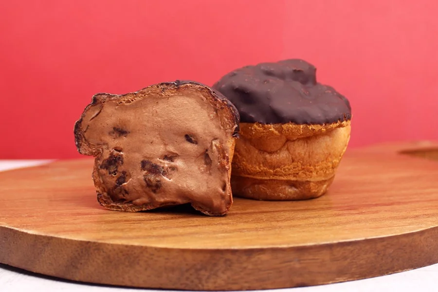 チョコレートがけのシュークリームと、その断面が見えるシュークリームの画像