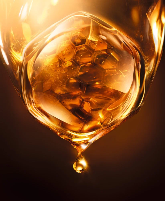 黄金色のハチミツが滴る様子