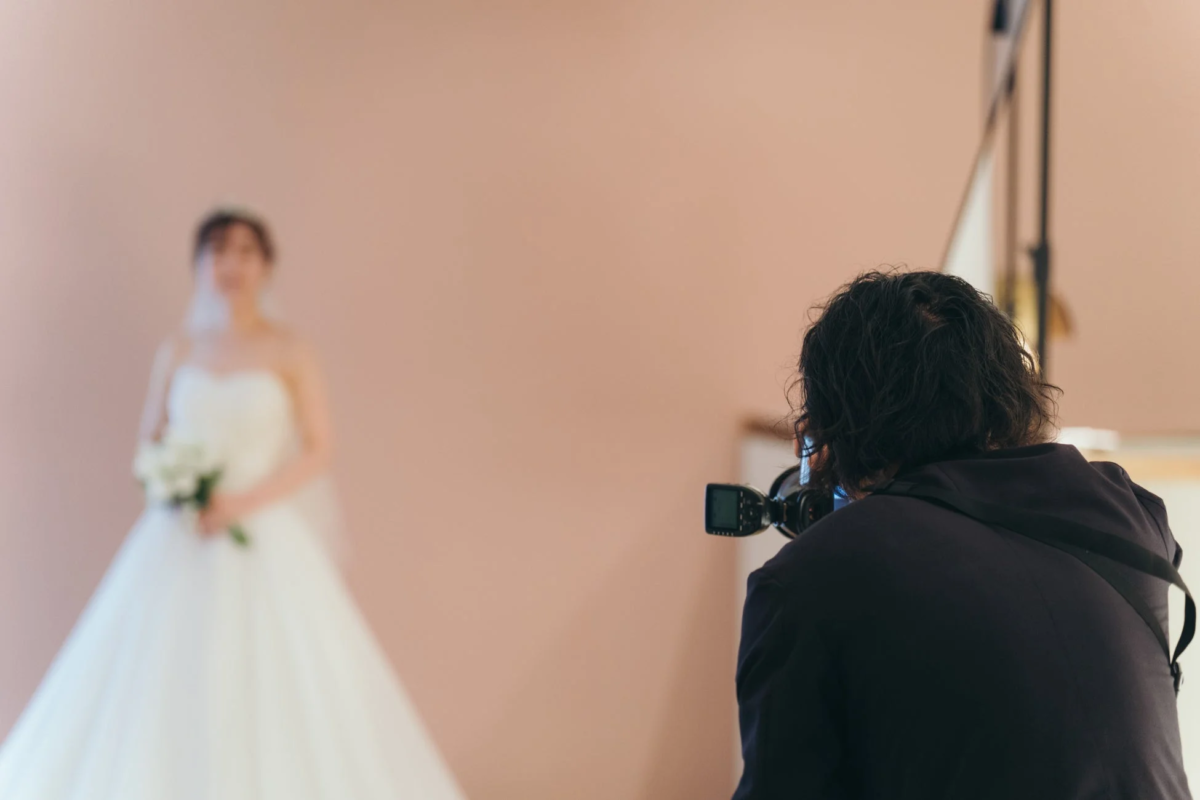 ウェディングドレスを着て撮影される花嫁