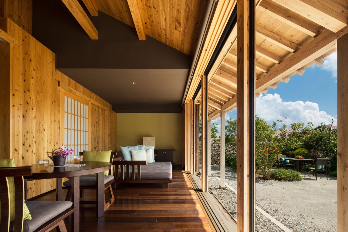 和モダンな客室、庭園