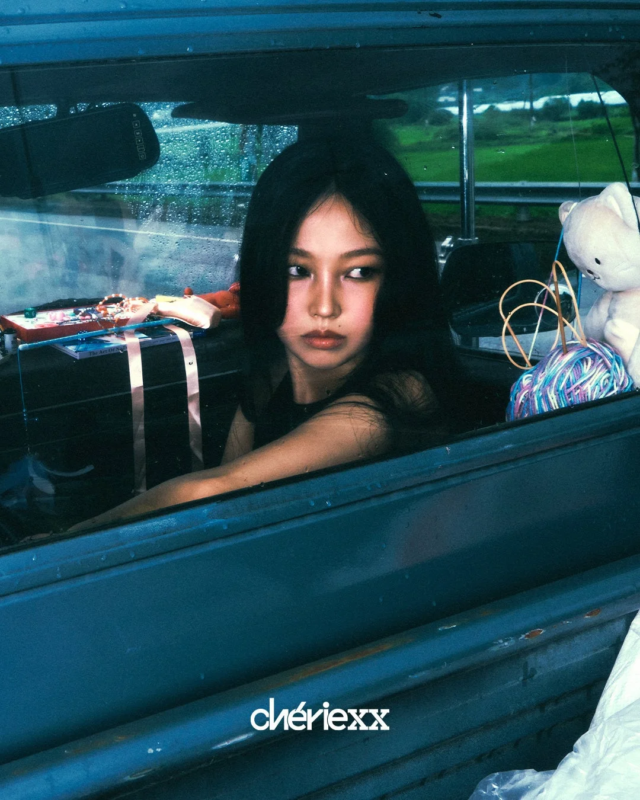 雨の日に車の中から外を眺める若い女性