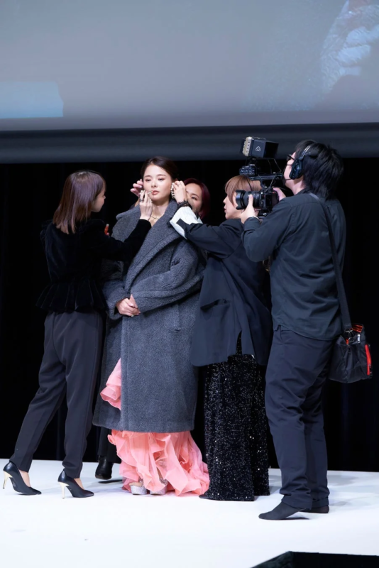 ライブヘアメイクパフォーマンスの様子