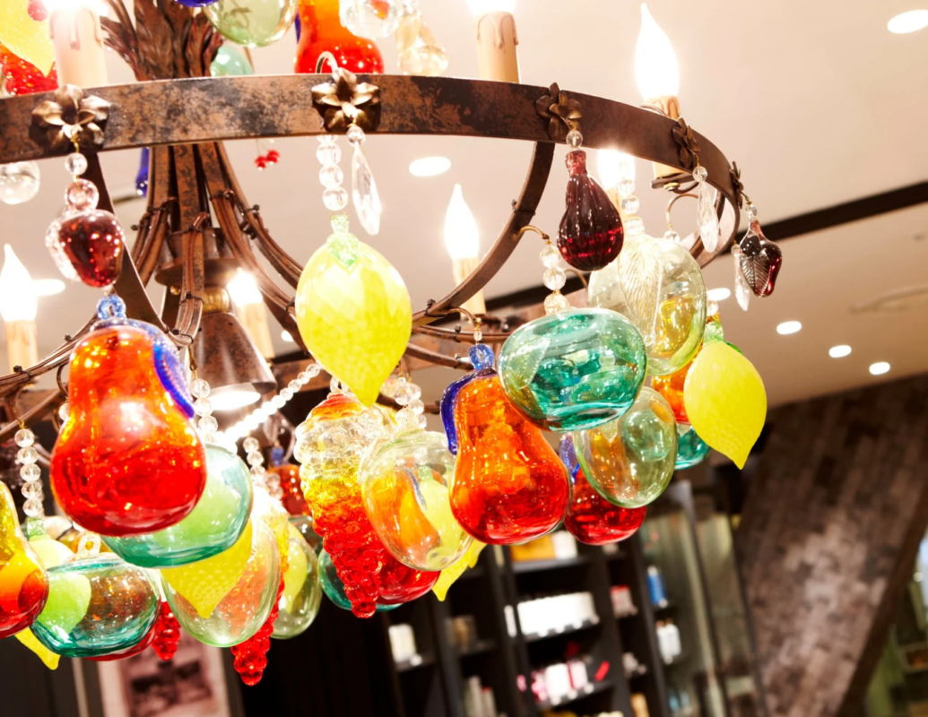 色とりどりのガラス細工のシャンデリア