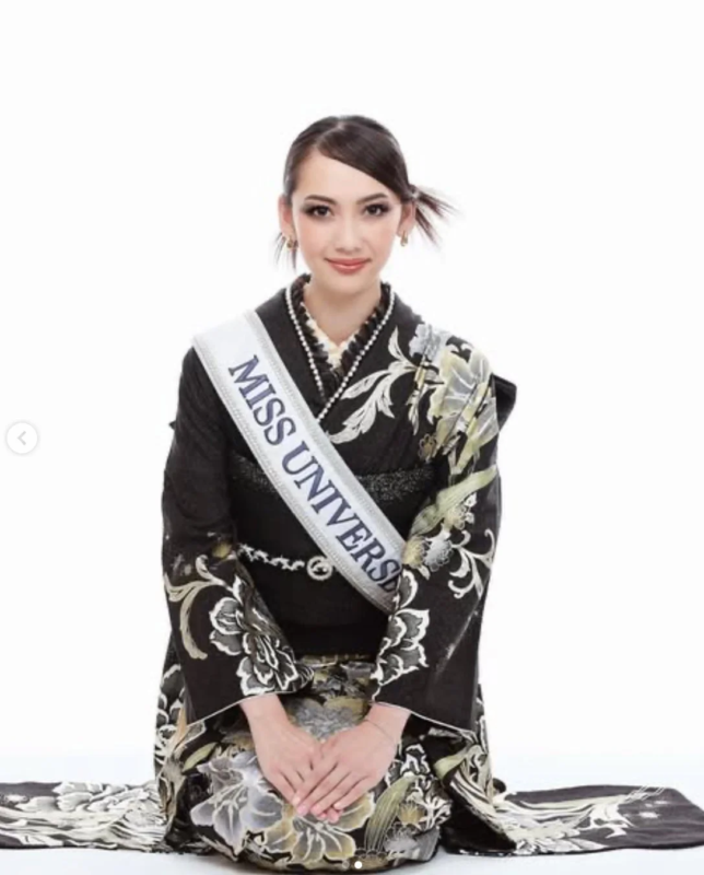 「MISS UNIVERSE」のサッシュをかけた黒い着物の女性