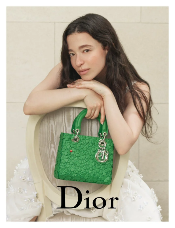 Diorのグリーンハンドバッグを持つ女性