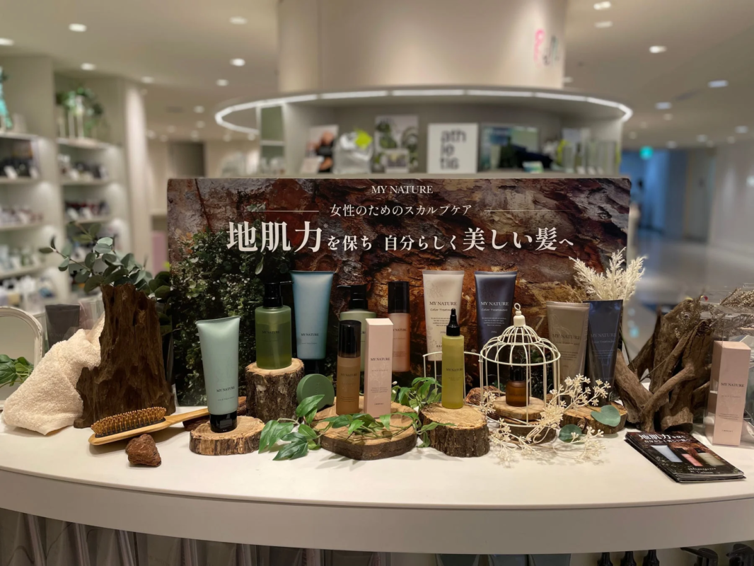 デパートの売り場に展示されたMY NATUREのスカルプケア製品のディスプレイ