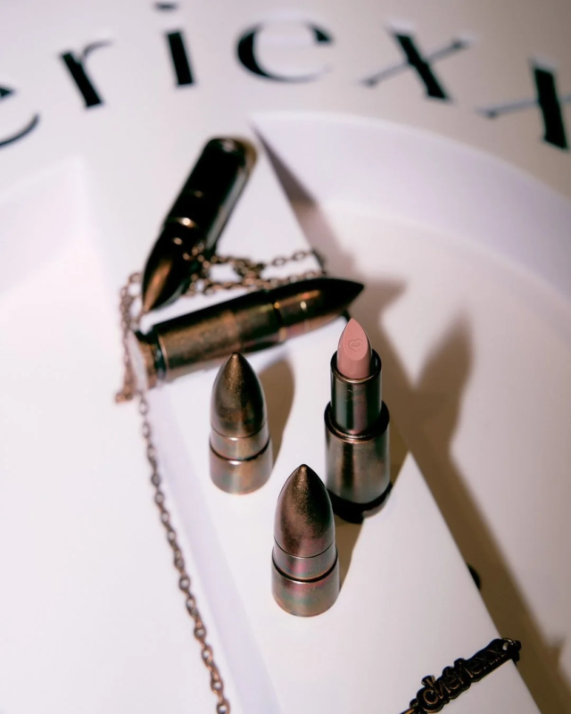 弾丸をモチーフにしたリップスティック