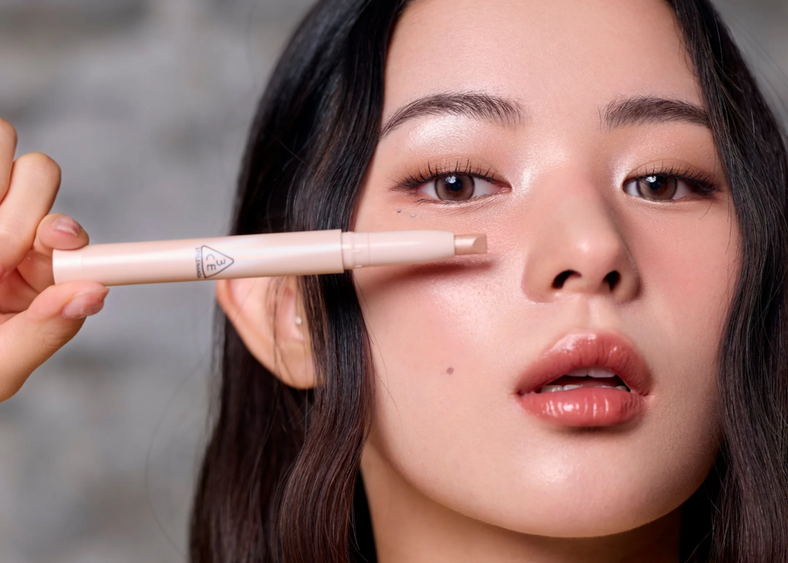 女性が3CEの化粧品スティックを目元に当てている