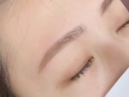 美しく整えられた眉毛のクローズアップ