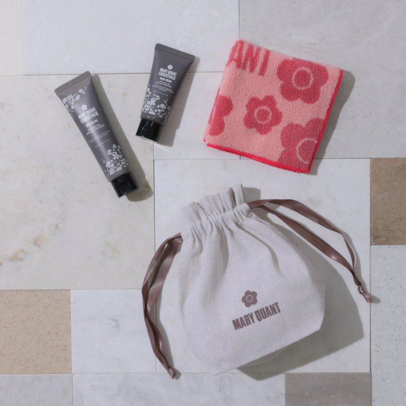 マリークヮントのハンドクリーム、ボディオイルジェル、デイジー柄のタオル、ロゴ入り巾着袋