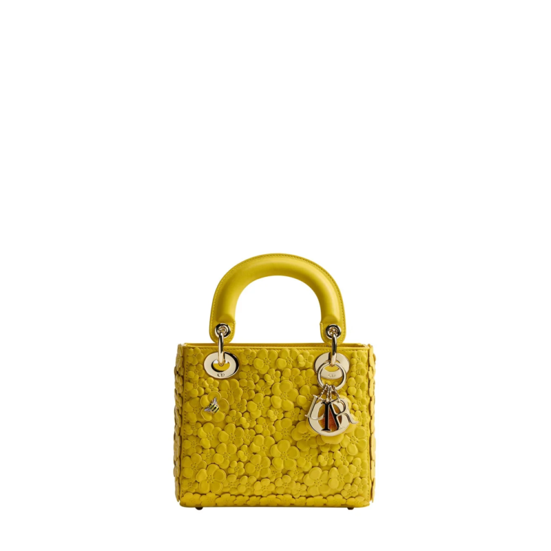 イエローのフローラルデザインが施されたLady Diorバッグ