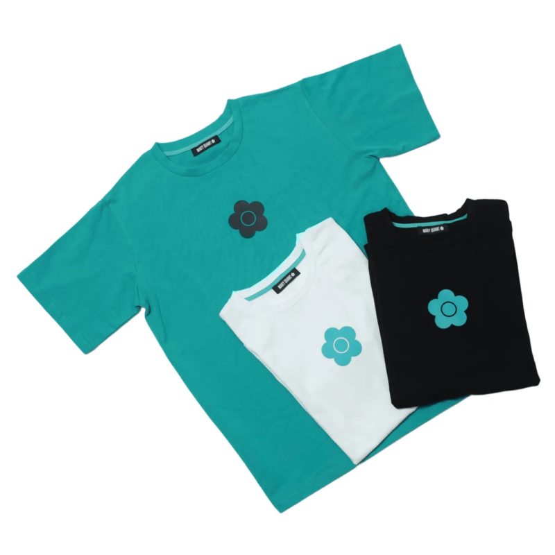 白、黒、ターコイズブルーの3色のTシャツ