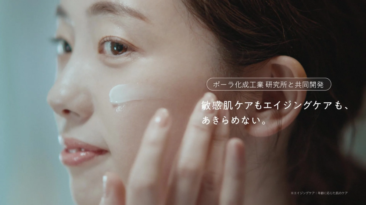 顔にクリームを塗る女性