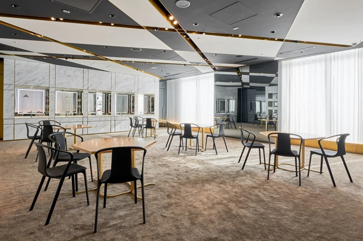 モダンで洗練されたラウンジ空間