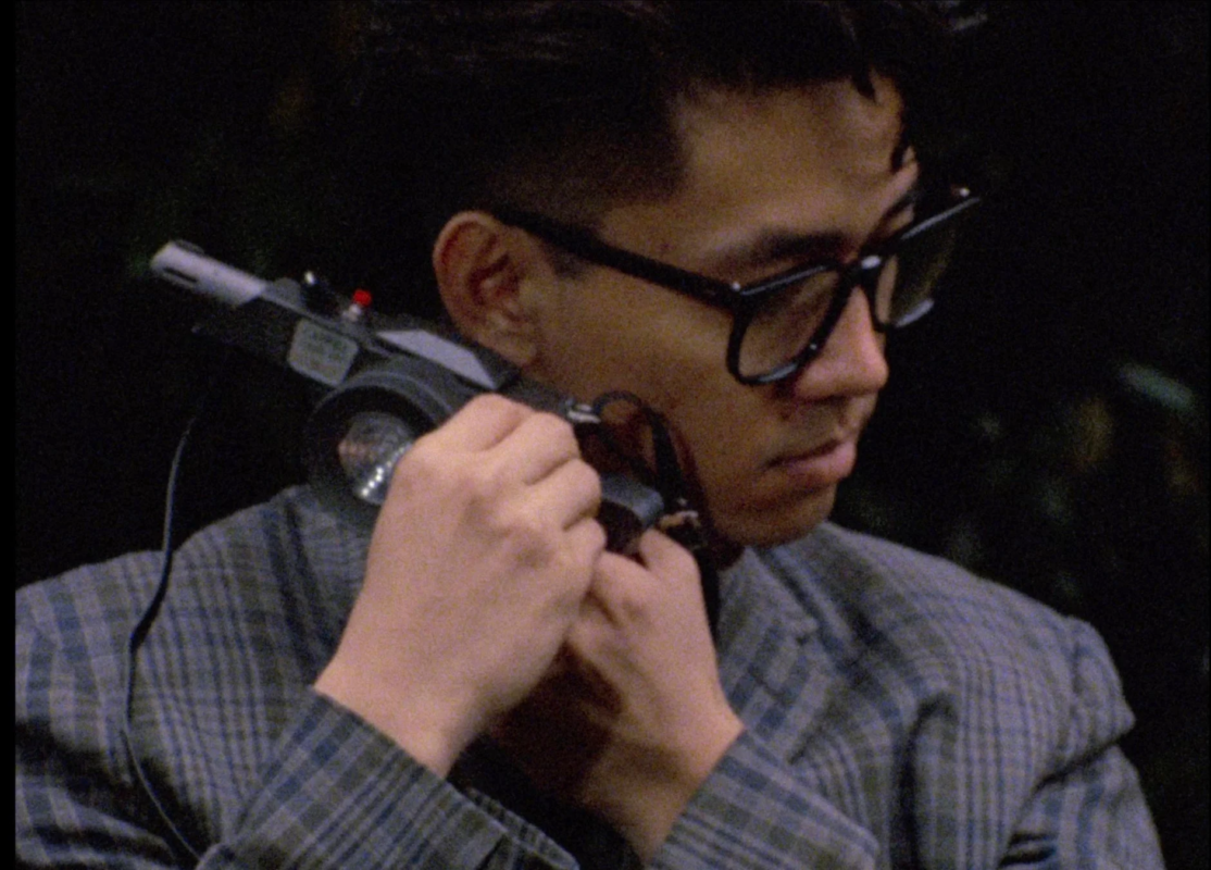 眼鏡をかけた男性が機器を操作する様子