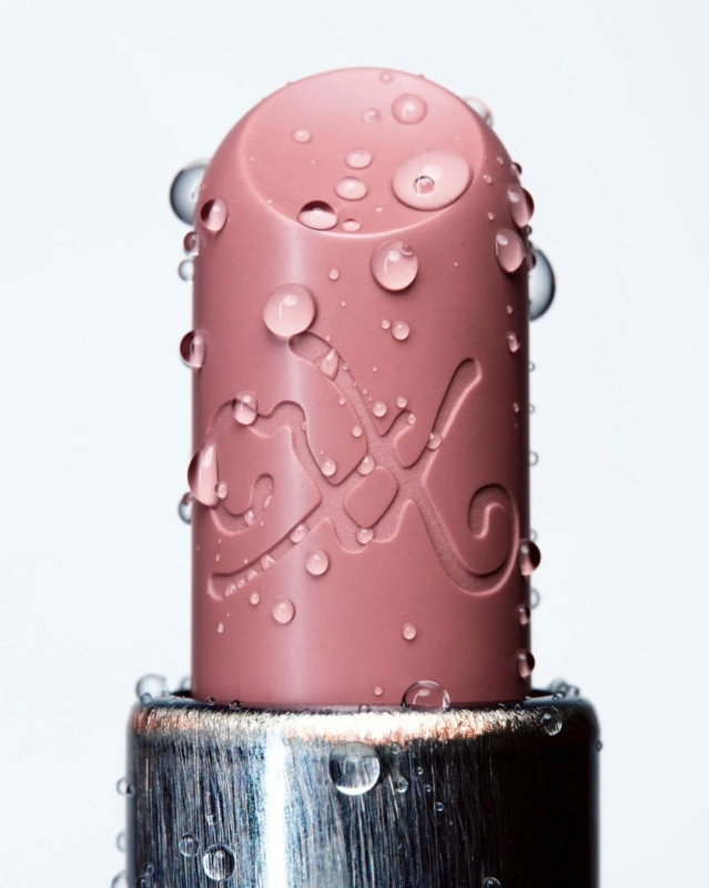 水滴をまとったリップスティック