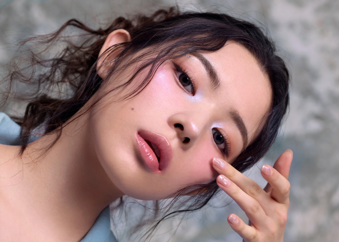 美しいメイクを施した女性の顔のクローズアップ